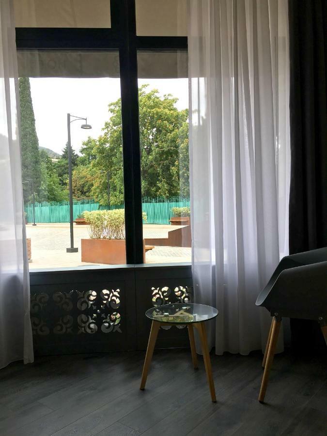 Atoneli Hotel Тбилиси Екстериор снимка