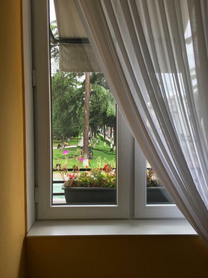 Atoneli Hotel Тбилиси Екстериор снимка