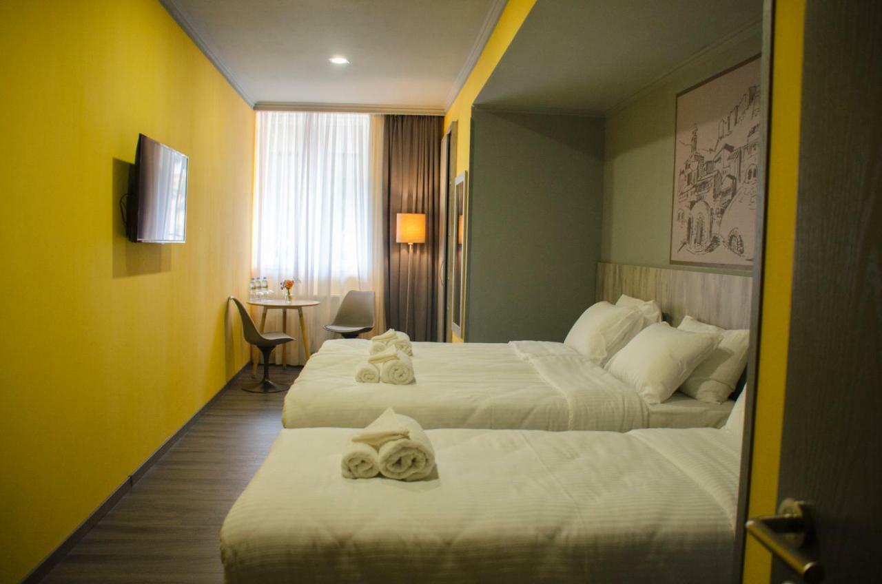 Atoneli Hotel Тбилиси Екстериор снимка