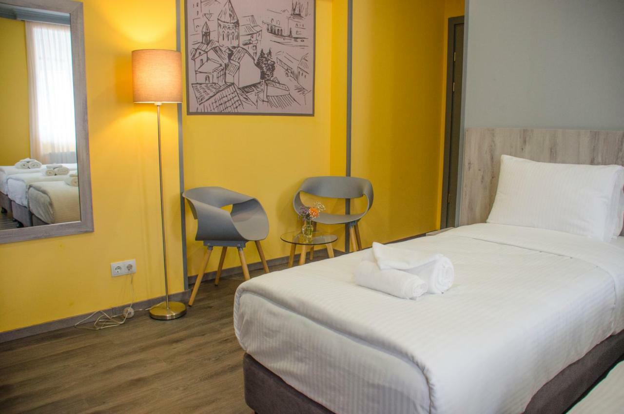 Atoneli Hotel Тбилиси Екстериор снимка
