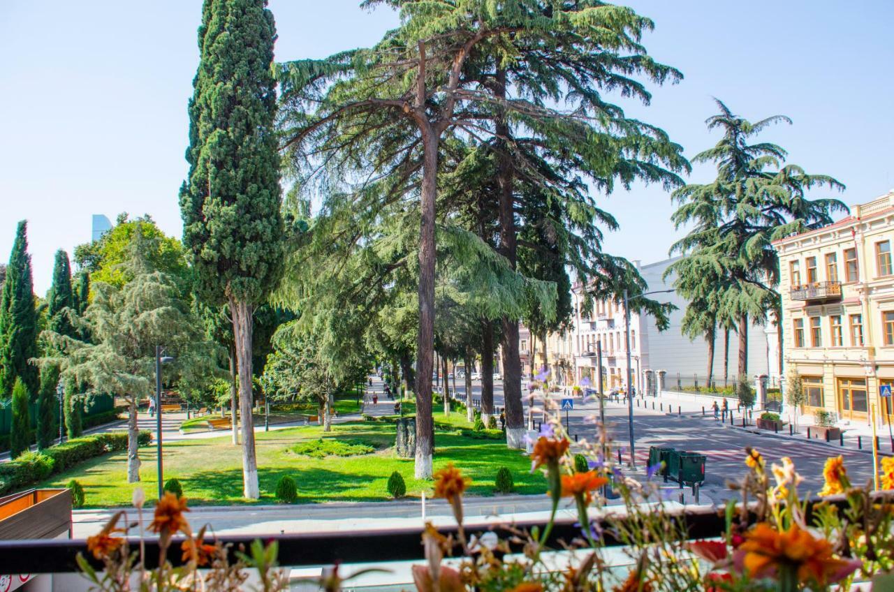 Atoneli Hotel Тбилиси Екстериор снимка