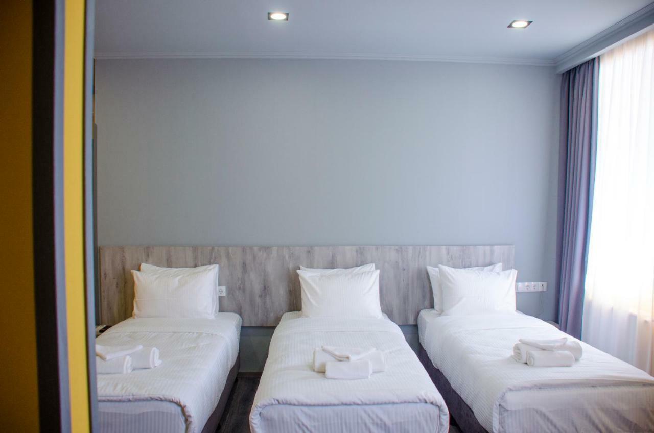 Atoneli Hotel Тбилиси Екстериор снимка