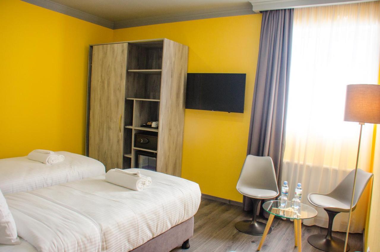 Atoneli Hotel Тбилиси Екстериор снимка